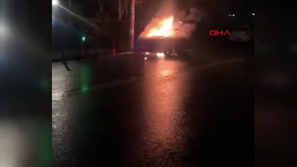 Görülmemiş kaza: Sokak lambası, üzerine düştüğü otomobili yaktı