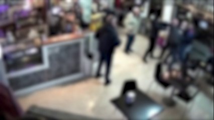 Padova, il video dell'aggressione al barista: i pugni, poi il coma