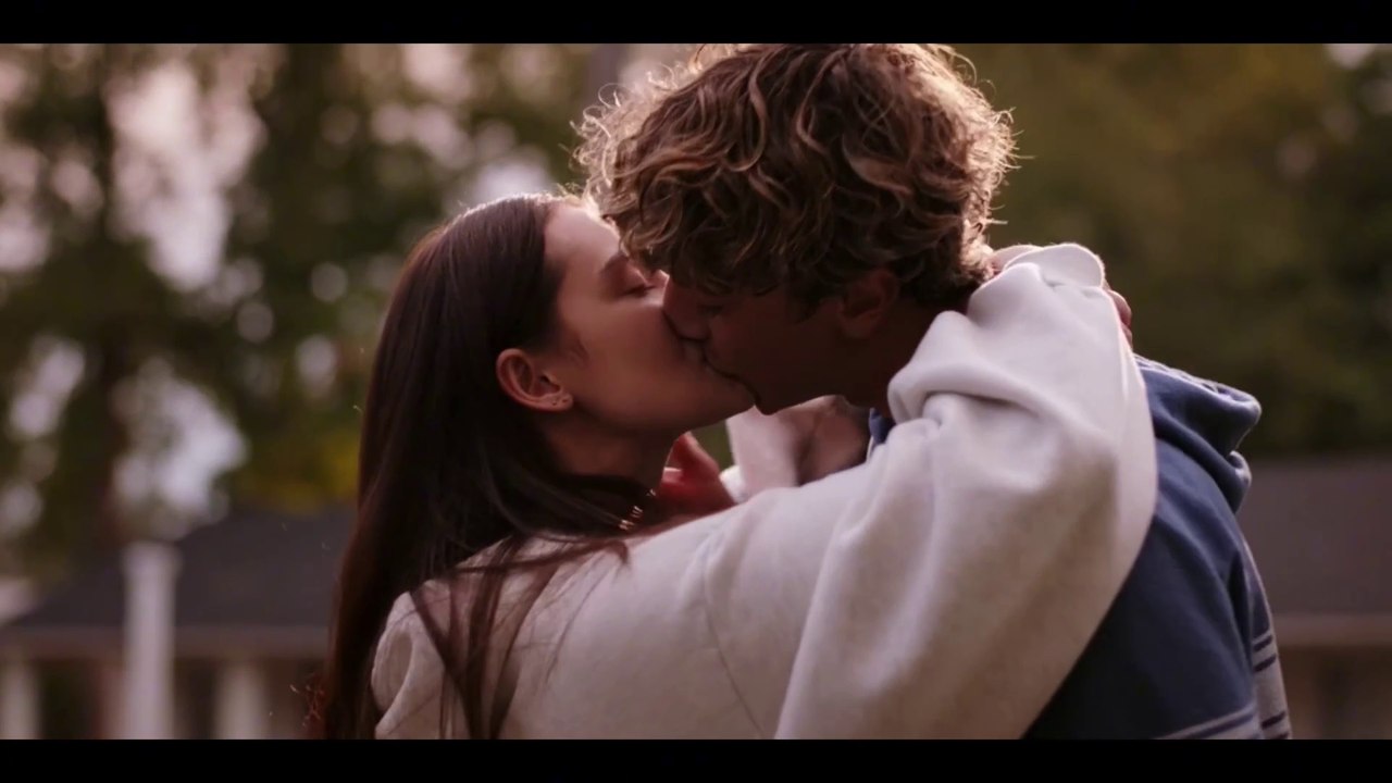The Summer I Turned Pretty | “Passionate kiss b...