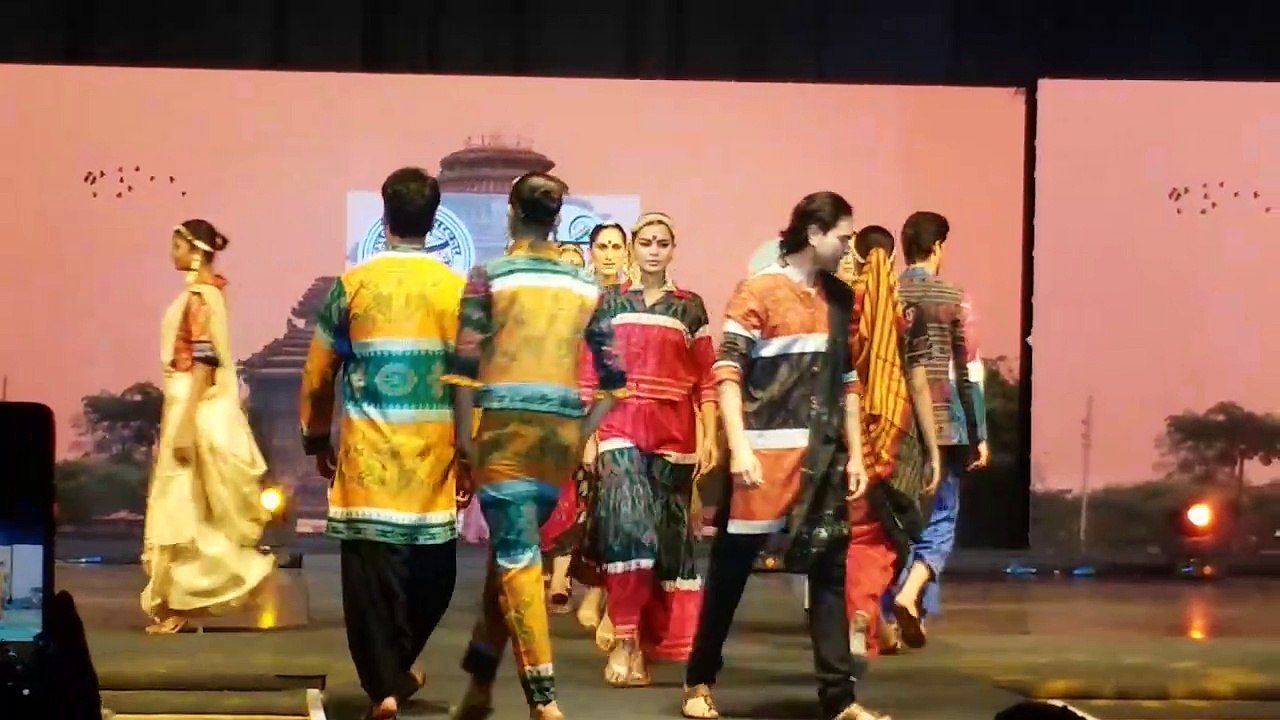 खादी फैशन शो: रैम्प पर खादी का आधुनिक और आकर्षक रूप