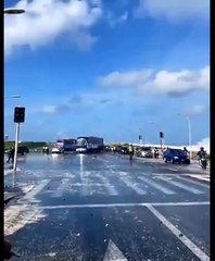 Regardez comment cette vague rafraîchit les motards !