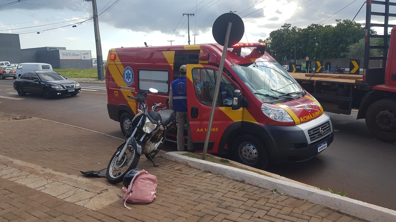 Jovem fica ferido em acidente entre carro e moto na Av. Rocha Pombo