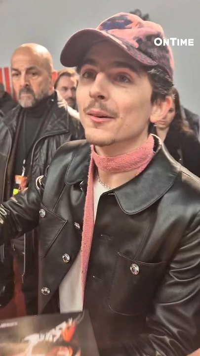 Un fan offre une écharpe de l’ASSE à Timothée Chalamet 😍😍