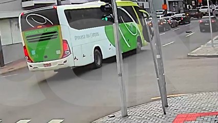 Câmera registra acidente entre Fiorino e Nissan March na Rua São Paulo
