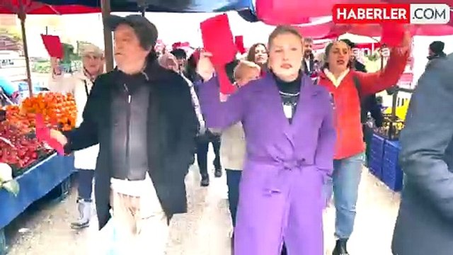 CHP Kadın Kolları Eskişehir'de 'İktidara Kırmızı Kart' Eylemi Düzenledi