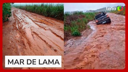 Rodovia é tomada por enxurrada e carros ficam presos após chuvas em MG