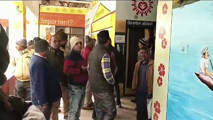 बुर्का पहन अपने पति को दूसरी महिला के साथ रेस्टोरेंट में हंगामा मचाई पत्नी