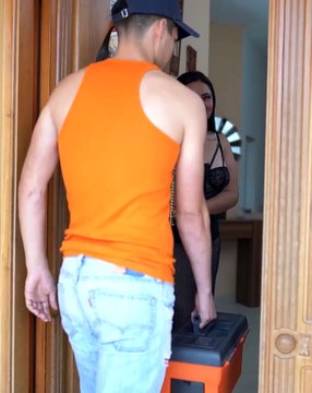 Mira lo que hizo esta mujer con el PLOMERO a espaldas de su esposo sin imaginar como terminaria cuando lo descubrieran, final inesperado.