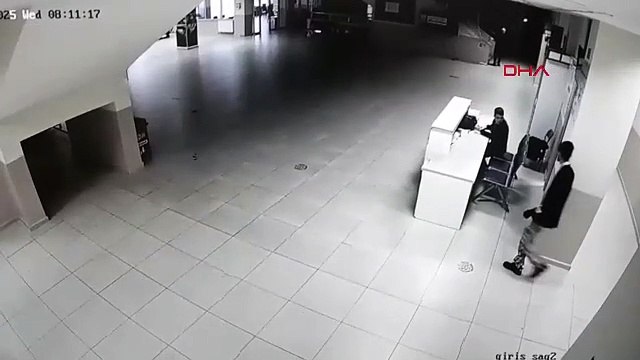 Liseli öğrenci, müdür yardımcısını boğazından bıçakladı
