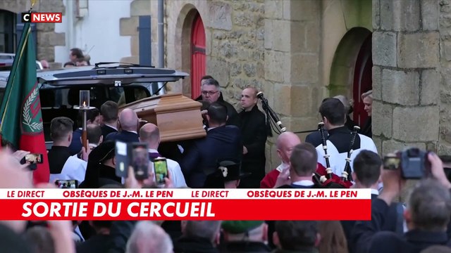 Le cercueil de Jean-Marie Le Pen sort de l'église Saint-Joseph lors de l'hommage familial au fondateur du RN