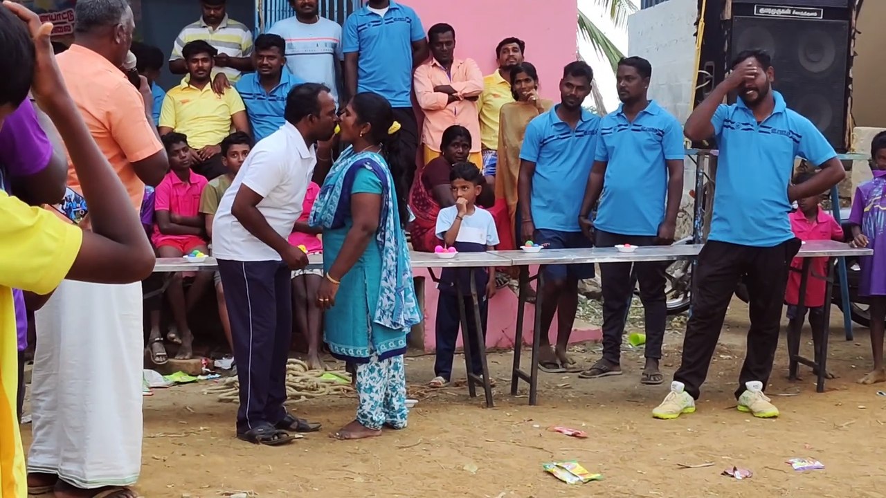 ரூம் போட்டு யோசிப்பாங்களோ...  திருமணமான தம்பதிகள் வாயால் பந்தை கடித்து ஒரு இடத்திலிருந்து மற்றொரு இடத்திற்கு கடத்திச் செல்லும் புதுமையான விளையாட்டு போட்டி மக்களிடம் பெரும் வரவேற்பை பெற்றது