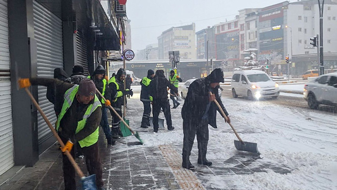 Van'da yoğun kar yağışı: Hayatı olumsuz etkiledi