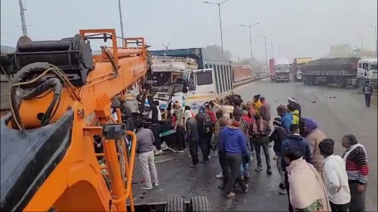 VIDEO: तेज रफ्तार ट्रक डंपर से टकराया, केबिन मे...