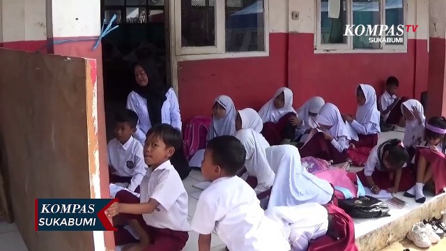 Sekolah Rusak Siswa Belajar Di Lantai Dan Tenda Darurat