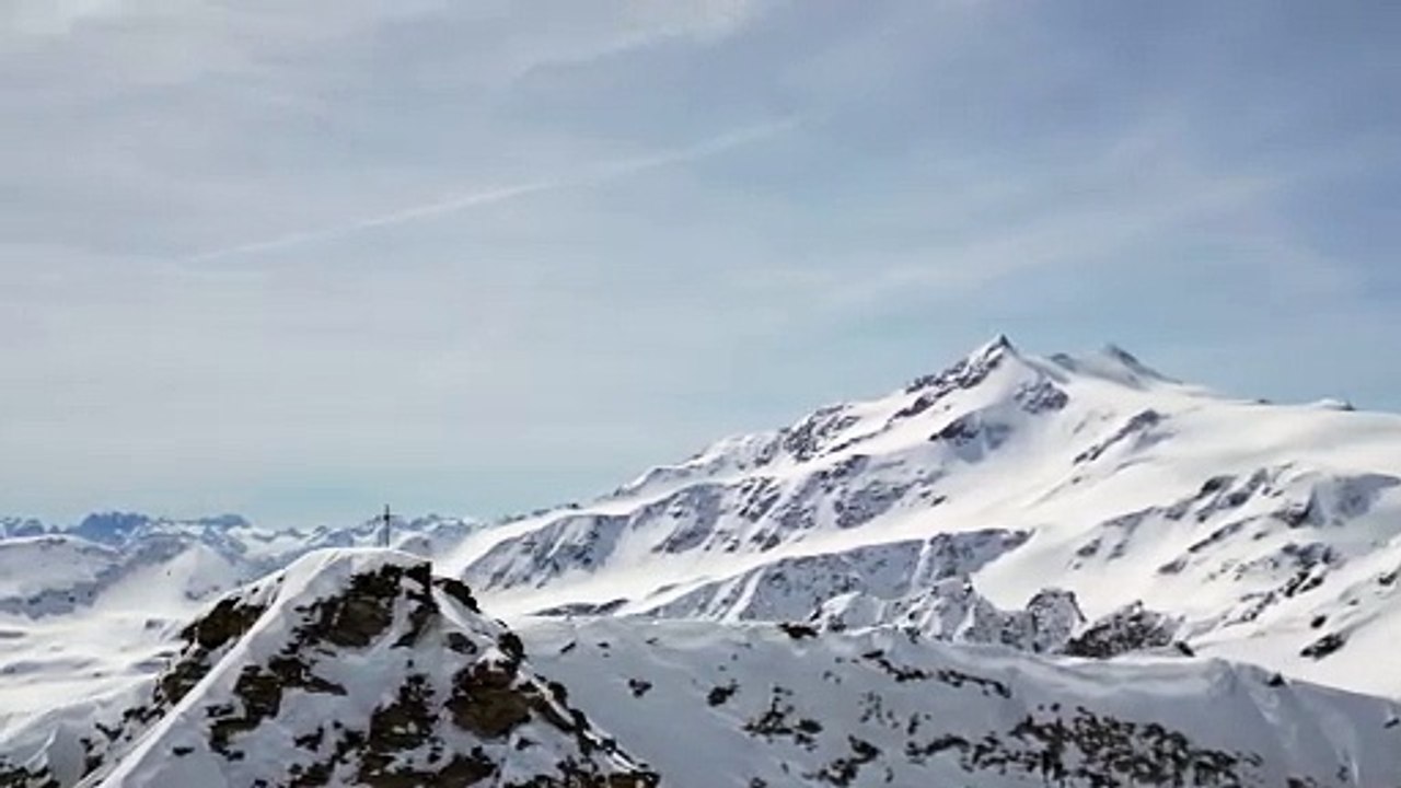Rundflug um die winterlich verschneite Madritschspitze