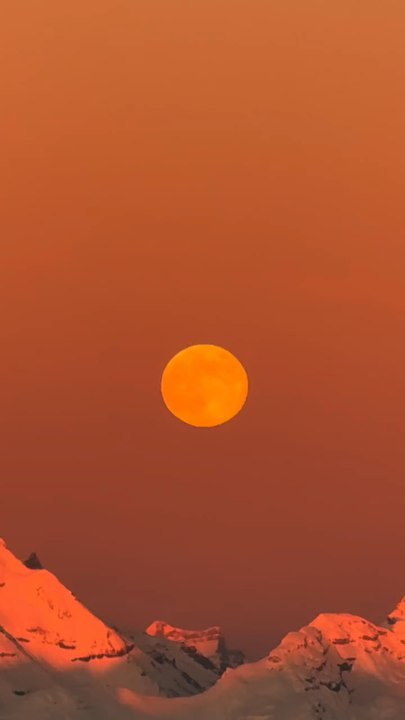 MAGNIFIQUE PLAN sur la lune au coucher du soleil