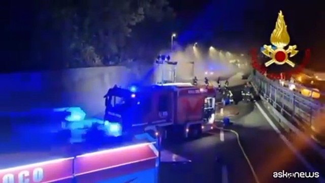 Tir a fuoco sulla A26 nei pressi di Genova, bosco in fiamme