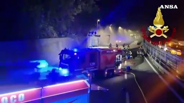 Tir a fuoco in A26 causa un incendio nel bosco sopra Voltri