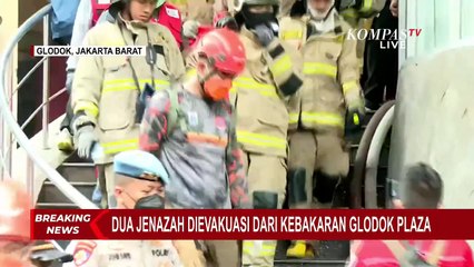 Momen Petugas Bawa Jenazah Dievakuasi dari Plaza Glodok Pasca Kebakaran