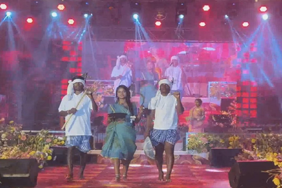 छत्तीसगढ़ में आयोजित आदिवासी फैशन वॉक, देसी कपड़ों में क्षात्र क्षात्राओं ने दिखाया जलवा, देखे Video