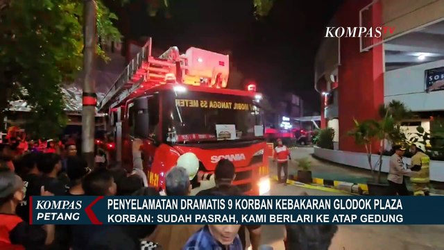 Dramatis! Detik-Detik Damkar Selamatkan 9 Korban Kebakaran dari Atap Glodok Plaza