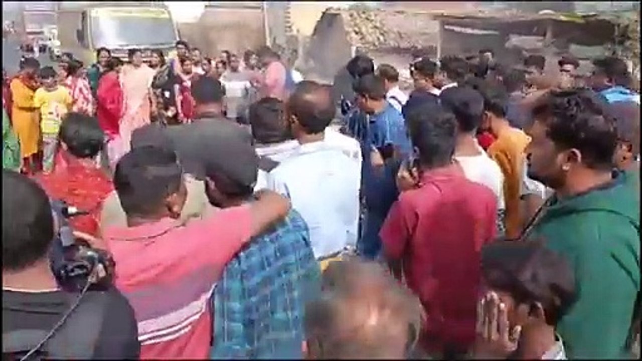 ଯୁବତୀଙ୍କୁ ଦୁଷ୍କର୍ମ ପରେ ହତ୍ୟା ଉଦ୍ୟମ ଅଭିଯୋଗ, ଗିରଫ ଦାବିରେ ଆନ୍ଦୋଳନ କଲେ ଗ୍ରାମବାସୀ (pkg)