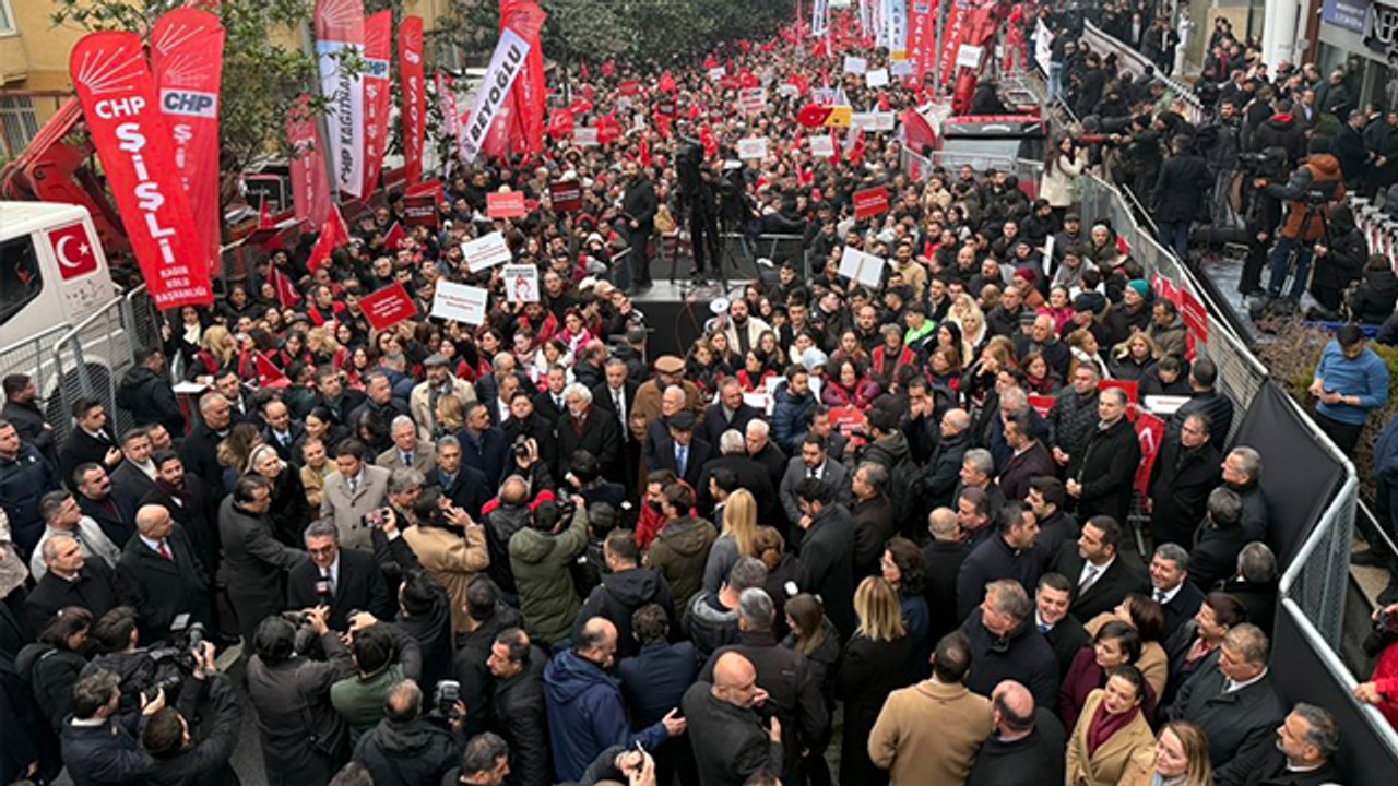 CHP'nin çağrısıyla Beşiktaş Belediyesi önünde büyük bir kalabalık toplandı.