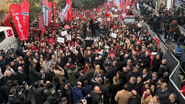 CHP'nin çağrısıyla Beşiktaş Belediyesi önünde büyük bir kalabalık toplandı.