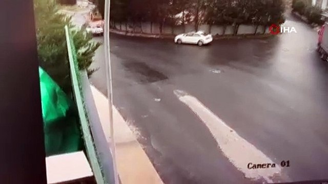 Büyükçekmece Fatih Mahallesinde sürücüsünün direksiyon hakimiyetini kaybettiği kamyon, ilk önce yolda yürüyen bir vatandaşı altına alarak yaklaşık 50 metre sürükledi