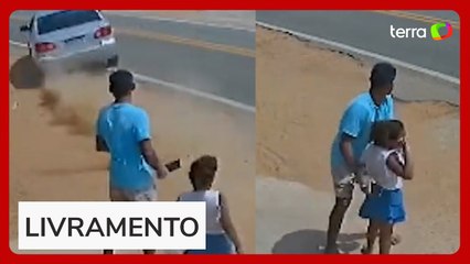 Pai e filha são salvos de atropelamento após se abaixarem para pegar moeda, no Ceará