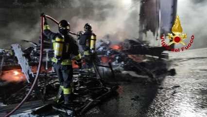 Tir a fuoco in autostrada, in fiamme anche il vicino bosco (16.01.25)