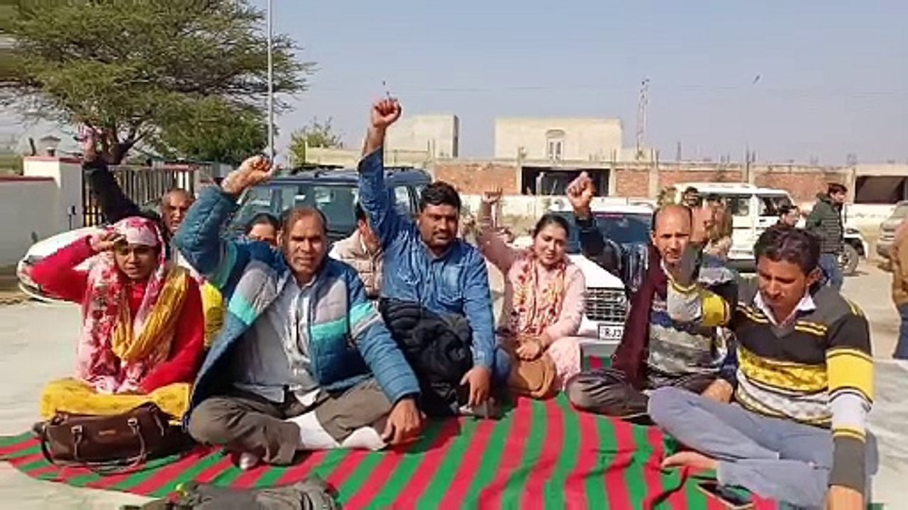 पटवारियों की हड़ताल का आज चौथा दिन  डीडवाना उपखंड अधिकारी कार्यालय में धरने पर बैठे हैं पटवारी