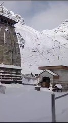 केदारनाथ में बर्फबारी जारी, बढ़ी पानी की परेशानी, चोपता में पर्यटक ले रहे Snowfall का मजा