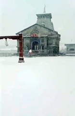 केदारनाथ में बर्फबारी जारी, बढ़ी पानी की परेशानी, चोपता में पर्यटक ले रहे Snowfall का मजा