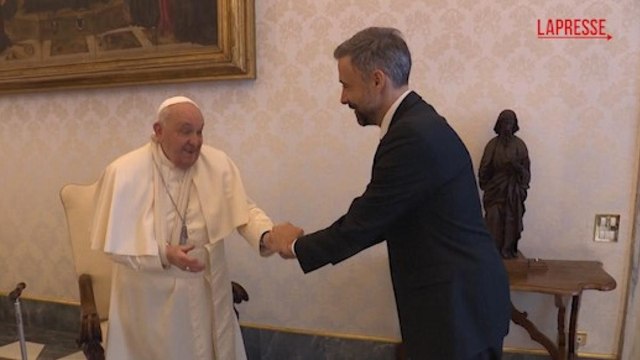 Vaticano, il Papa con il braccio immobilizzato riceve l'ambasciatore sudafricano