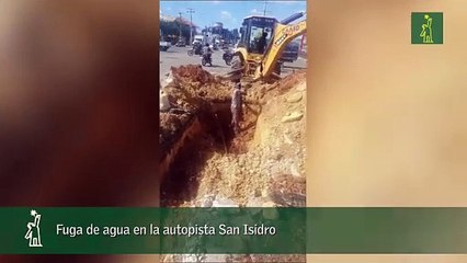 Fuga de agua en la autopista San Isidro