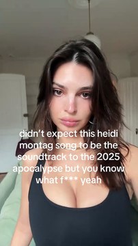 Emily Ratajkowski en décolleté XXL : cette nouvelle vidéo Tiktok qui enflamme la Toile