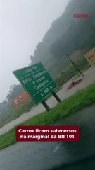 Carros ficam submersos na marginal da BR 101