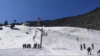 बर्फबारी के बाद मौसम हुआ सुहावना, पर्यटकों ने चेयर लिफ्ट से लिया वादियों का आनंद।