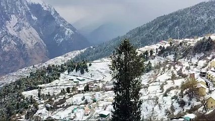 बर्फबारी के बाद मौसम हुआ सुहावना, पर्यटकों ने चेयर लिफ्ट से लिया वादियों का आनंद।
