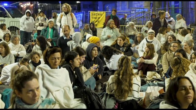 Israele, manifestanti attendono la tregua davanti a residenza Netanyahu