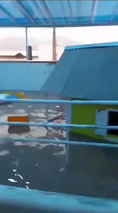 Crianças são tiradas às pressas de creche inundada por temporal em Itapema; VÍDEO