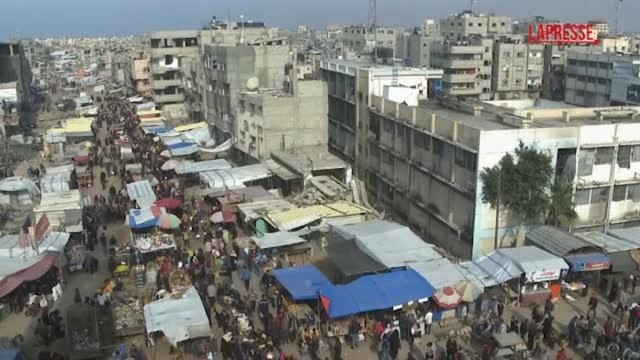 Gaza, i palestinesi affollano il mercato di Khan Younis