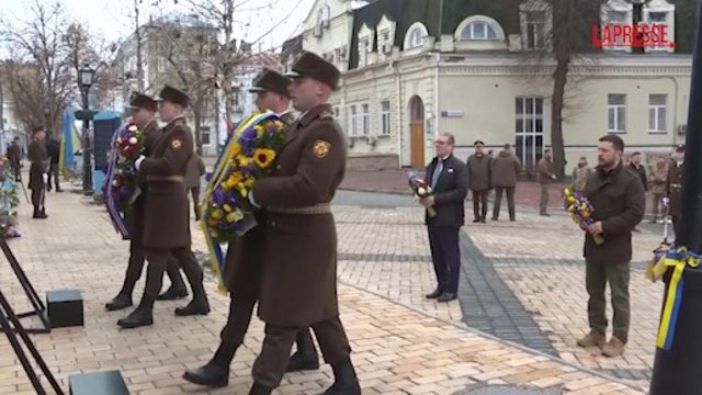 Ucraina, Zelensky e Starmer a Kiev rendono omaggio ai soldati caduti