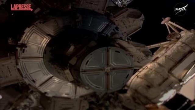 Iss, astronauta bloccata da 7 mesi in orbita esce per una passeggiata spaziale