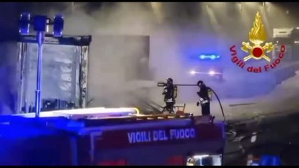 Tir a fuoco sulla A26 nei pressi di Genova, bosco in fiamme