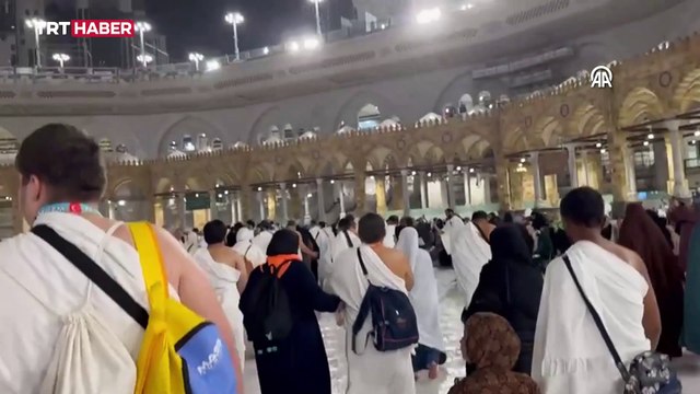 Müslümanlar yağmur altında Kabe'yi tavaf etti