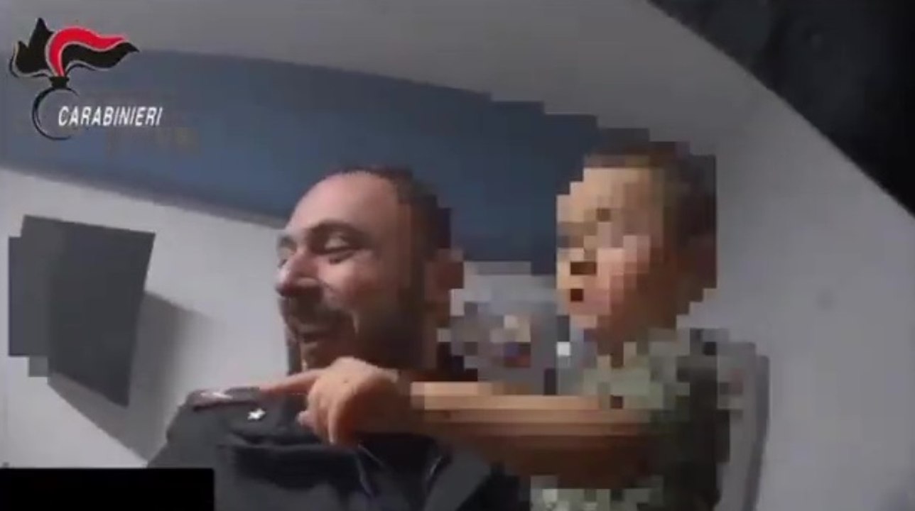 Bimbo di 2 anni chiude madre fuori casa: carabinieri lo salvano da incendio insieme alla sorellina neonata (16.01.25)