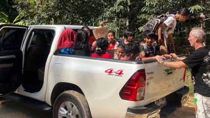 Tourists unexpectedly end up with 20 children in the back of their pickup truck