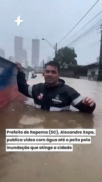 Prefeito de Itapema (SC) mostra inundação devastadora: água até o peito